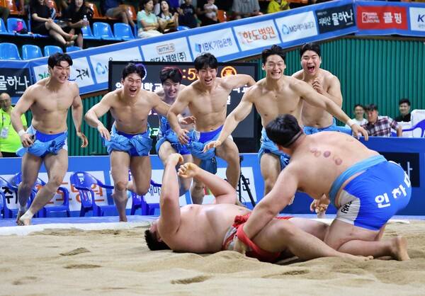 22일(금) 전라남도 구례군 구례실내체육관에서 열린 '제17회 구례전국여자천하장사 및 대학장사씨름대회' 대학교부 단체전 우승을 차지한 인하대학교(인천광역시)가 우승을 확정한 후 기뻐하고 있다. /사진=대한씨름협회