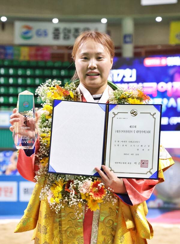 23일(토) 전라남도 구례군 구례실내체육관에서 열린 '제17회 구례전국여자천하장사 및 대학장사씨름대회' 여자부(전문) 개인전 국화급(70kg 이하)에서 1위를 차지한 엄하진(구례군청)이 기념사진을 찍고 있다. /사진=대한씨름협회
