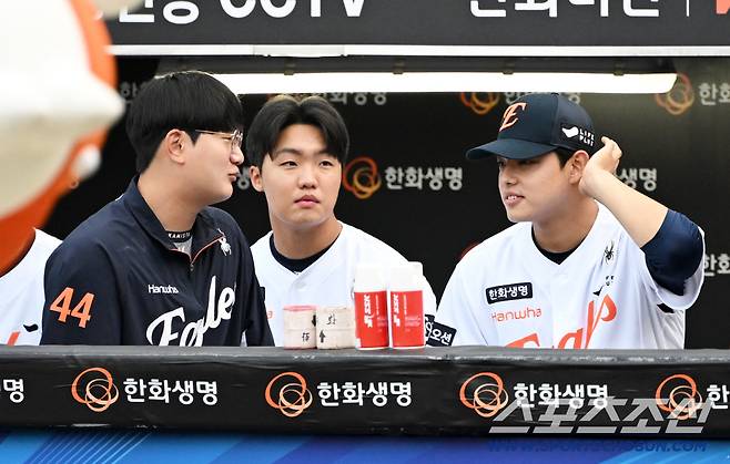 경기 전 마무리 김서현, 불펜 정우주, 선발 문동주는 더그아웃 모여 대화를 나눴다. 대전=박재만 기자 pjm@sportschosun.com