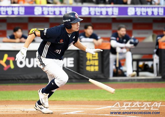 9회초 1사 3루 두산 정수빈은 3B 0S에서 한화 마무리 김서현의 4구째 지구를 타격했다.