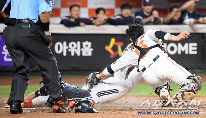 3루 주자 이유찬은 간발의 차이로 홈을 쓸고 들어오며 경기를 뒤집었다.