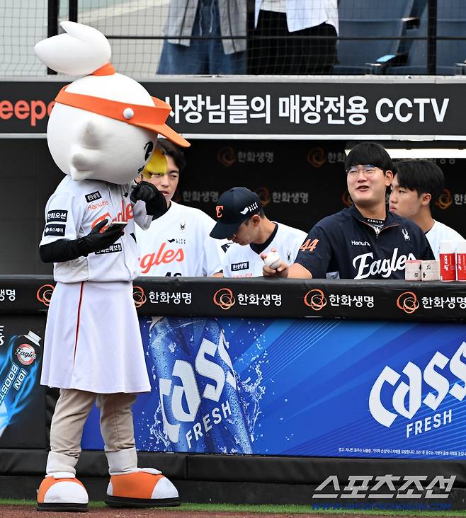 다음날 기가 많이 죽은 김서현을 찾아간 마스코트는 장난을 치며 분위기를 띄웠다.