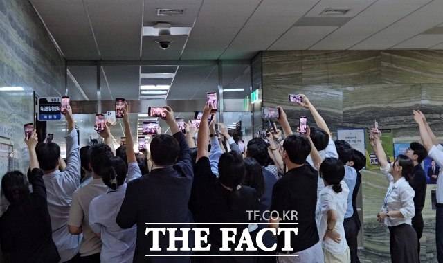 지난 21일 빌 게이츠 게이츠 재단 이사장을 보기 위해 국회 외교통일위원회 회의실 앞에 취재진과 당직자들이 몰려있다. /서다빈 기자