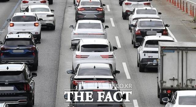 토요일인 23일 무더위가 지속되는 가운데 막바지 휴가 행렬로 영동고속도로와 서울양양고속도로를 중심으로 정체가 예상된다. /장윤석 기자