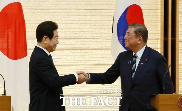 이재명 대통령과 이시바 시게루 일본 총리가 23일(현지 시간) 일본 도쿄 총리 관저에서 한일 공동언론발표를 마친 뒤 악수하고 있다. /도쿄=뉴시스