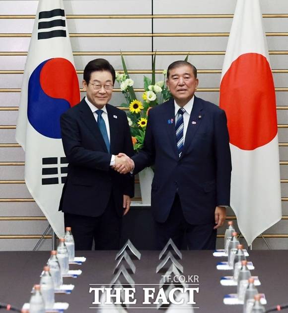 이재명 대통령과 이시바 시게루 일본 총리가 23일(현지시간) 일본 도쿄 총리 관저에서 가진 정상회담에서 기념촬영을 하고 있다. /뉴시스