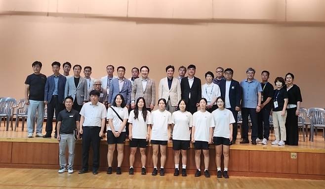 22일 충북 옥천군 옥천체육관에서 열린 제61회 국무총리기 전국소프트테니스대회 개회식. 김경무 기자