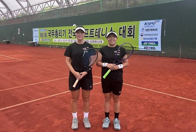 옥천군청을 국무총리기 2연패로 이끈 실업 7년차 이수진(오른쪽)과 신인 박은정. 이수진과 박은정은 단체전에 이어 복식에서도 우승을 합작하며 2관왕에 올랐다. 옥천군청 제공