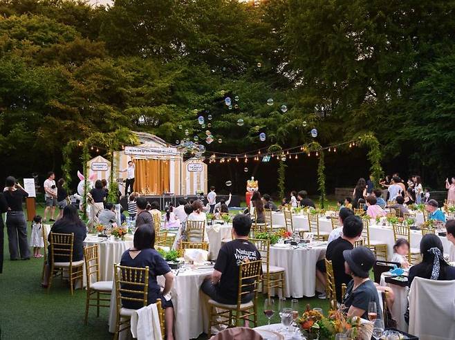 지난해 추석 서울신라호텔을 찾은 고객들이 영빈관에서 열린 마술쇼를 관람하고 있다. 서울신라호텔 제공