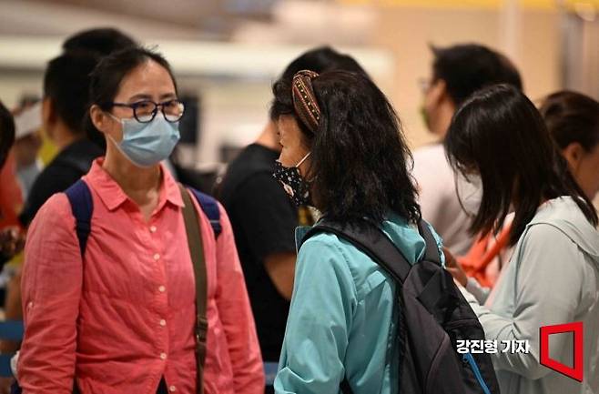 코로나19가 재확산 되고 있는 가운데 인천국제공항 제2여객터미널에서 외국인들이 마스크를 착용하고 있다.