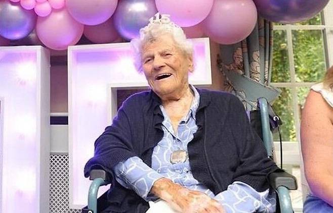 21일(현지시간) 116세 생일을 맞은 세계 최고령자 영국의 에델 케터햄 할머니. 기네스세계기록 홈페이지 캡처