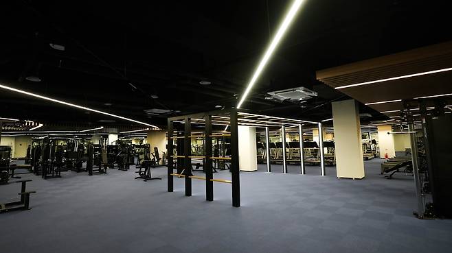 시대인재 기숙학원 헬스장. 헬스장 이용 역시 남학생과 여학생이 사용할 수 있는 시간대가 구분돼 있다. 학생들은 각자의 성별에 정해진 시간대에 헬스장을 이용할 수 있고, 개인 운동 강습도 신청해 받을 수 있다. /시대인재