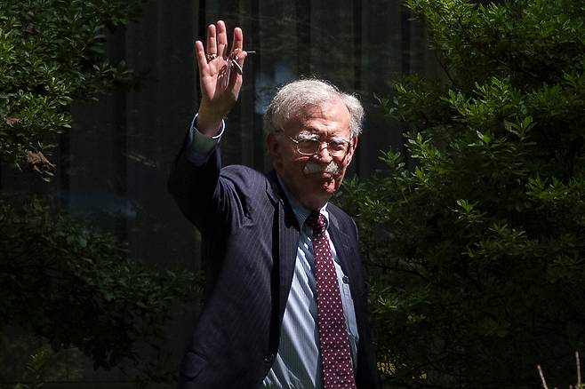 <YONHAP PHOTO-0794> Former national security adviser John Bolton waves as he arrives at his house Friday, Aug. 22, 2025, in Bethesda, Md. (AP Photo/Manuel Balce Ceneta)/2025-08-23 05:41:11/<저작권자 ⓒ 1980-2025 ㈜연합뉴스. 무단 전재 재배포 금지, AI 학습 및 활용 금지>