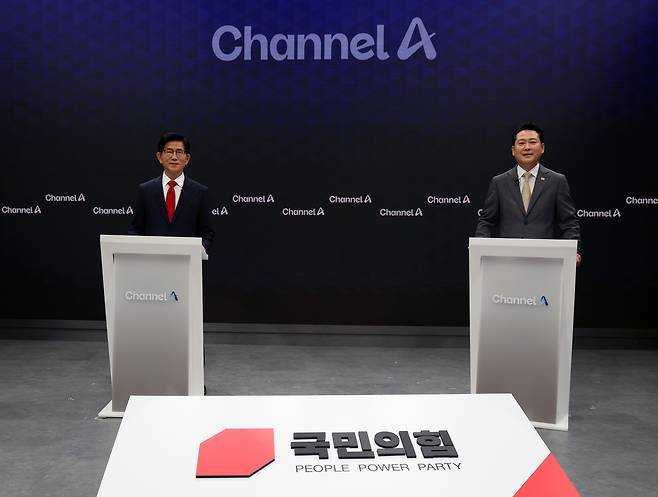 국민의힘 당대표 선거 결선에 진출한 김문수(왼쪽)·장동혁 후보가 23일 오후 서울 종로구 채널A 스튜디오에서 방송토론회를 준비하고 있다./뉴스1