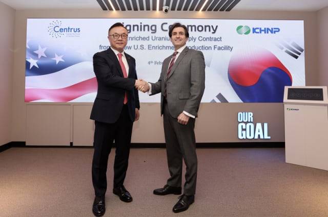 황주호(왼쪽) 한국수력원자력 사장이 지난 2월 미국 워싱턴DC에서 아미르 벡슬러 센트루스 CEO와 핵연료 공급계약을 체결한 후 기념촬영을 하고 있다./한수원 제공