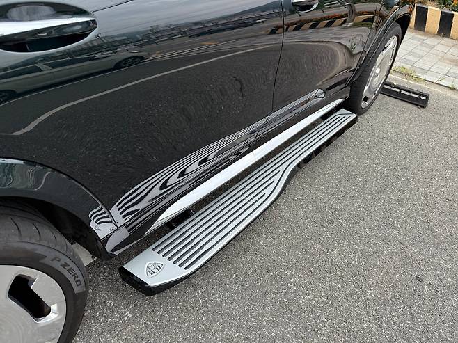 메르세데스 마이바흐 GLS 600 4MATIC 마누팍투어의 전동 사이드 스커트(발판). 문을 열면 자동으로 나와 탑승을 도와준다./이윤정 기자