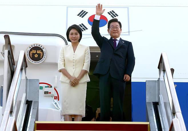 이재명 대통령과 부인 김혜경 여사가 23일 경기 성남시 서울공항에서 한일정상회담 참석을 위해 공군 1호기에 올라 인사하고 있다. 송은석 기자 silverstone@donga.com