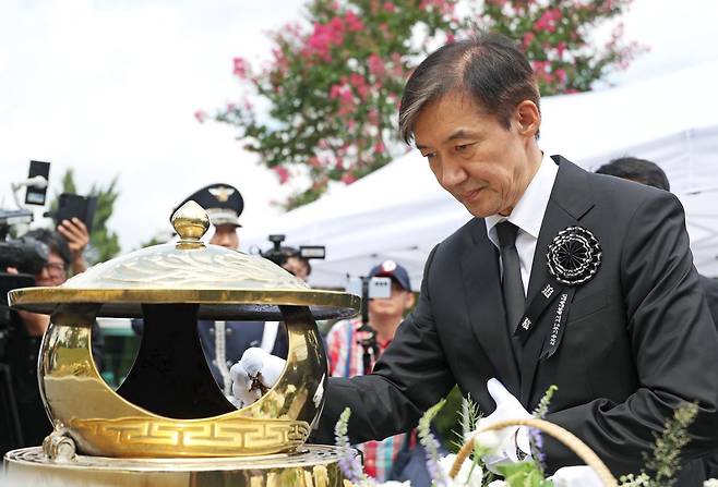 조국혁신당 조국 전 대표가 18일 서울 동작구 국립서울현충원 내 김대중 전 대통령 묘역을 찾아 참배를 하고 있다. (공동취재) 뉴스1