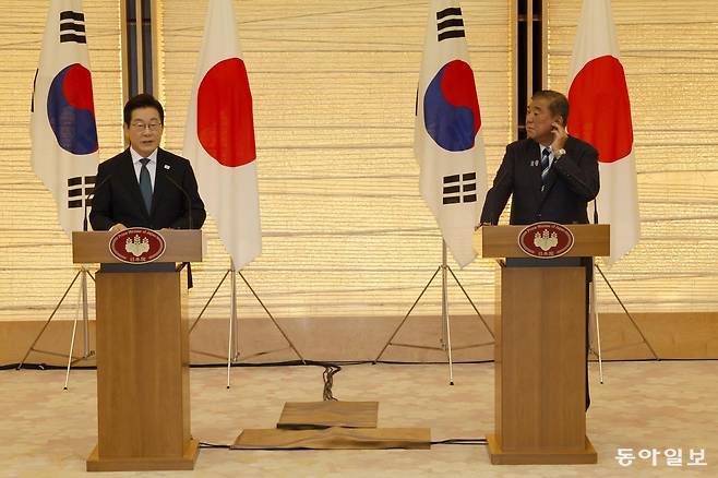 이재명 대통령이 23일 일본 도쿄 나가타초 총리관저에서 이시바 시게루 총리와 함께 한-일 공동언론발표를 하고 있다. 송은석 기자 silverstone@donga.com