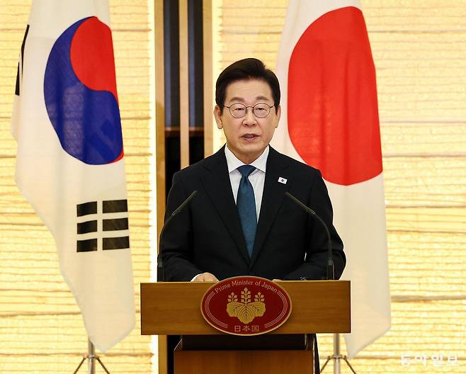 이재명 대통령이 23일 일본 도쿄 나가타초 총리관저에서 이시바 시게루 총리와 함께 한-일 공동언론발표를 하고 있다. 송은석 기자 silverstone@donga.com