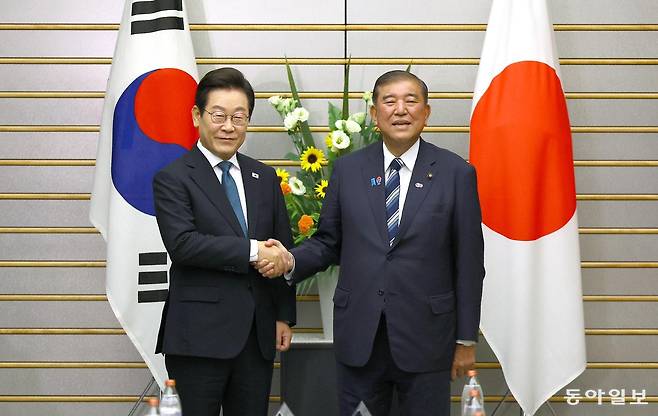 이재명 대통령이 23일 일본 도쿄 나가타초 총리관저에서 열린 한-일 공동언론발표에서 이시바 시게루 총리와 악수하고 있다. 도쿄=송은석 기자 silverstone@donga.com