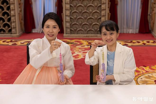 김혜경 여사와 이시바 시게루 일본 총리의 부인 이시바 요시코 여사가 23일 일본 도쿄 총리 관저에서 친교 일정으로 한일 양국의 전통 매듭 만들기 체험을 하고 있다. 송은석 기자 silverstone@donga.com