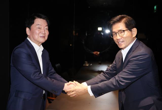 국민의힘 당대표 선거 결선에 진출한 김문수(오른쪽) 후보와 본경선 탈락자인 안철수(왼쪽) 의원이 23일 서울 여의도의 한 식당에서 만나고 있다.<연합뉴스 사진>