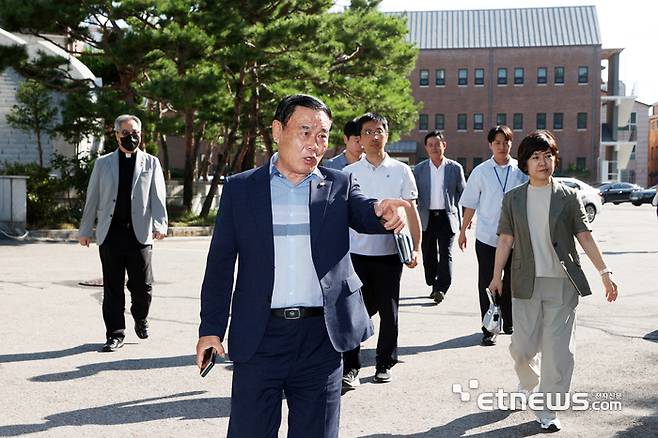 이재식 수원시의회 의장이 22일 권선동성당 인근에서 대형 화물차와 건설기계의 불법 주차로 인한 교통사고 위험에 대한 주민 민원을 청취하고 현장을 점검했다.