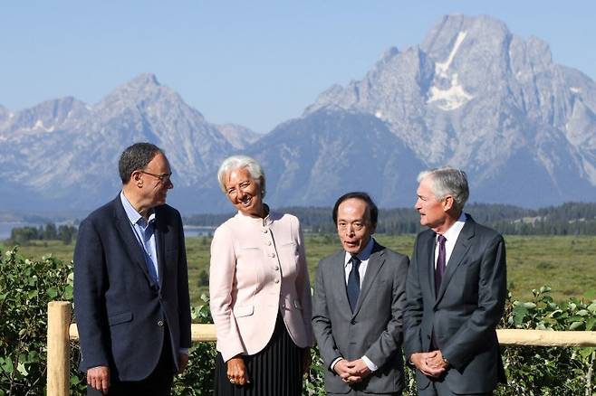 제롬 파월(오른쪽 첫 번째) 미국 연방준비제도(연준) 의장이 22일(현지시간) 와이오밍주 잭슨홀 콘퍼런스에서 9월 금리 인하를 시사하면서 뉴욕 증시가 이날 사상 최고 기록을 경신했다. 파월 의장이 22일 잭슨홀에서 앤드루 베일리(오른쪽 4번째) 영국은행(BOE) 총재, 크리스틴 라가르드 유럽중앙은행(ECB) 총재, 우에다 카즈오 일본은행(BOJ) 총재와 대화하고 있다. 로이터 연합