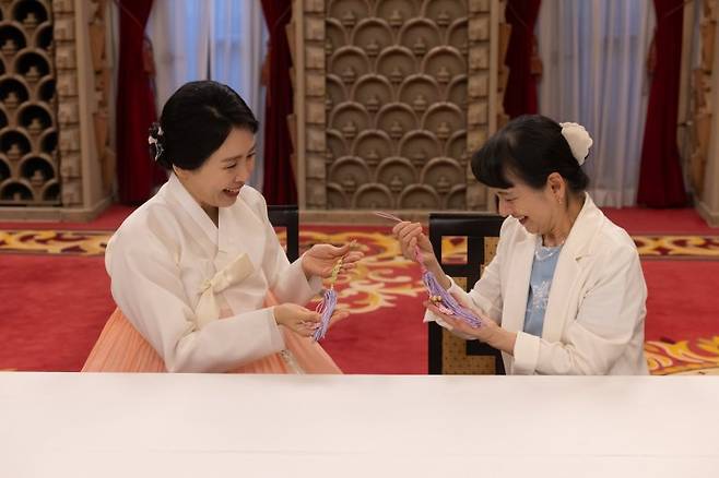김혜경 여사와 이시바 시게루 일본 총리의 부인 이시바 요시코 여사가 23일 일본 도쿄 총리 관저에서 친교 일정으로 한일 양국의 전통 매듭 만들기 체험을 하고 있다. 연합뉴스