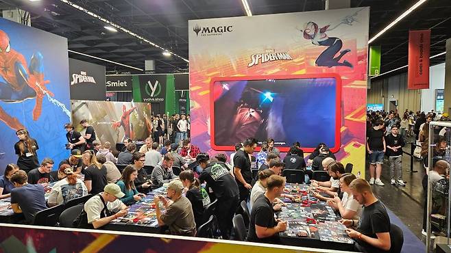TCG 부스에도 끊임없는 줄이 이어졌다