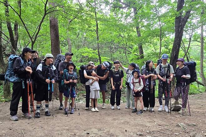 인제천리길 백패킹 여행에 참가한 ‘캠백’ 회원둘과 자녀들. 박준형 제공