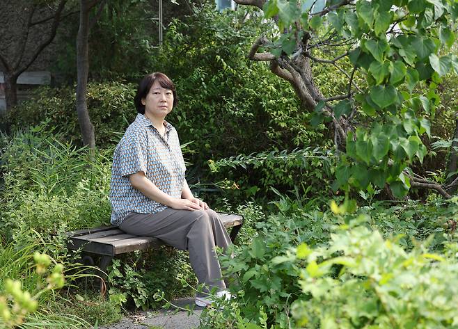“엘리자베스 비숍은 정교한 시를 써서 남성 중심 미국 시단에서도 인정을 받았는데 사실 그는 아웃사이더로, 레즈비언으로서 수없이 상실을 통과했고, 그런 마음이 시에도 그대로 드러난다”고 이주혜 번역가는 말했다. 백소아 기자 thanks@hani.co.kr