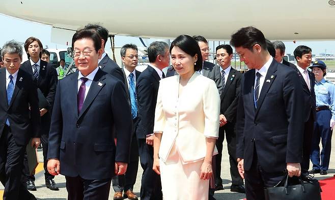 1박2일 일정으로 일본을 방문하는 이재명 대통령과 김혜경 여사가 23일 일본 도쿄 하네다공항에 도착해 이동하고 있다. 연합뉴스