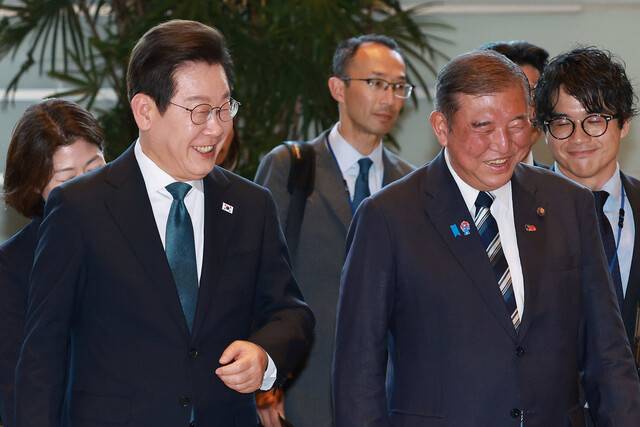 이재명 대통령과 이시바 시게루 일본 총리가 23일 일본 도쿄 총리 관저에서 회담장으로 이동하고 있다. 연합뉴스
