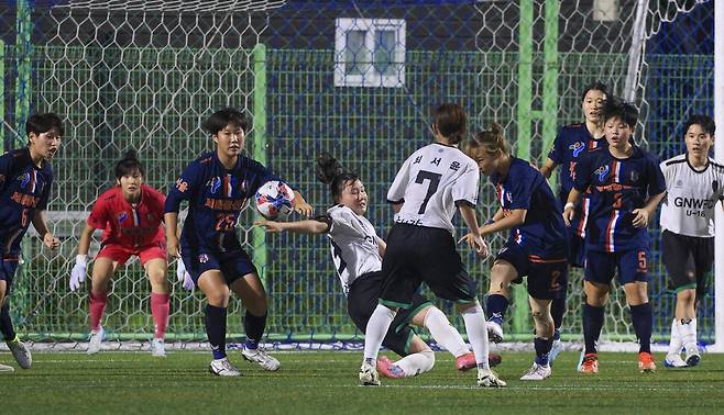 2025년 8월1일 제24회 전국여자축구선수권대회에서 서울 동산고와 강원 강릉FCU18위민이 경기하고 있다. 창녕(경남)=김진수 선임기자