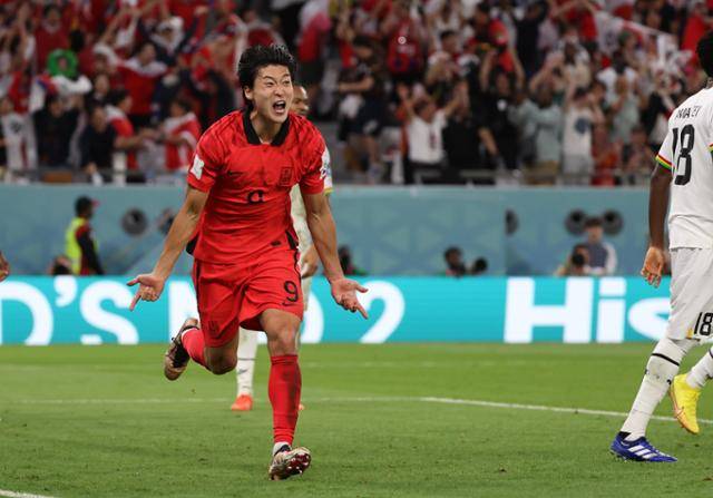 조규성이 2022년 11월 카타르 알라이얀 에듀케이션 시티 스타디움에서 열린 2022 카타르 월드컵 조별리그 2차전 가나와 경기에서 동점골을 넣고 기뻐하고 있다. 알라이얀=뉴시스