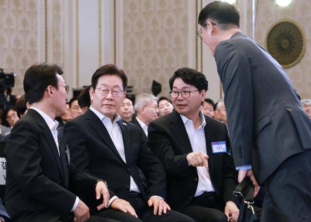 이재명 대통령이 13일 청와대 영빈관에서 열린 국정기획위원회 국민보고대회에서 김민석 국무총리, 이한주 국정기획위원회 위원장과 대화하고 있다. 뉴시스