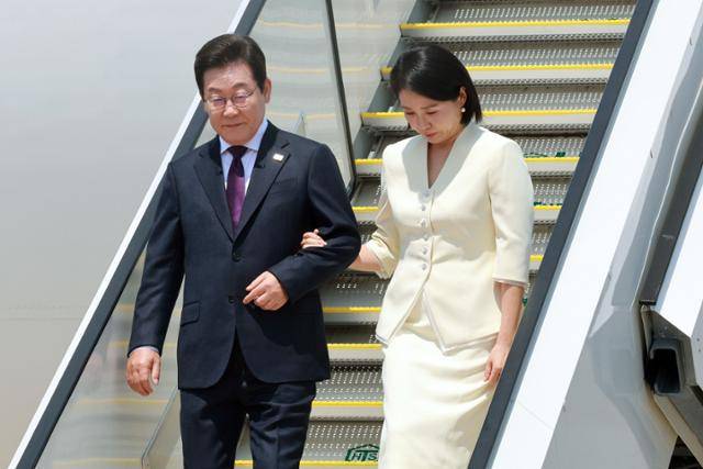 1박2일 일정으로 일본을 방문하는 이재명 대통령과 김혜경 여사가 23일 일본 도쿄 하네다공항에 도착해 공군 1호기에서 내리고 있다. 도쿄=연합뉴스