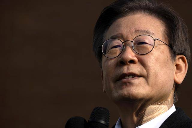 이재명 전 더불어민주당 대표가 부산 테러 사건 8일 만인 지난해 1월 10일 오전 서울대병원에서 퇴원하고 있다. 한국일보 자료사진