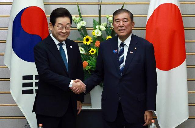 이재명 대통령과 이시바 시게루 일본 총리가 23일 일본 도쿄 총리 관저에서 열린 한일 확대정상회담에 앞서 기념촬영을 하며 악수하고 있다. 도쿄=연합뉴스