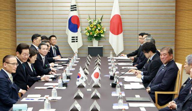 이재명 대통령과 이시바 시게루 일본 총리가 23일 일본 도쿄 총리 관저에서 한일 확대정상회담을 하고 있다. 도쿄=연합뉴스