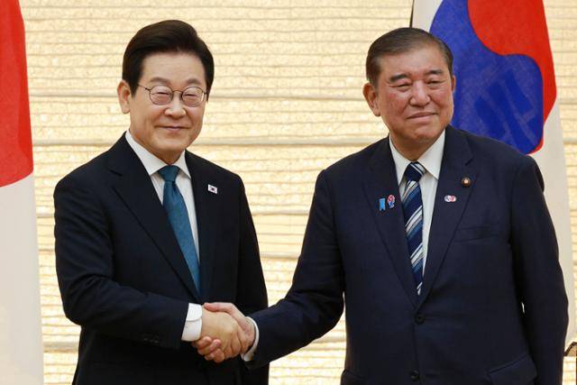 이재명 대통령과 이시바 시게루 일본 총리가 23일 일본 도쿄 총리 관저에서 한일 공동언론발표를 마친 뒤 악수하고 있다. 도쿄=뉴시스