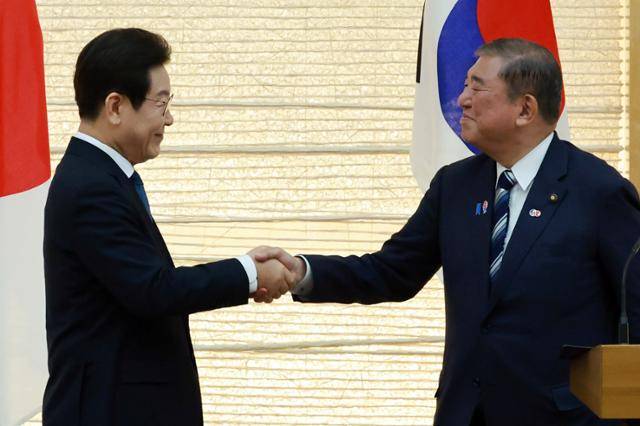 이재명 대통령과 이시바 시게루 일본 총리가 23일 일본 도쿄 총리 관저에서 열린 한일 정상 공동 언론 발표를 마친 뒤 악수하고 있다. 도쿄=연합뉴스