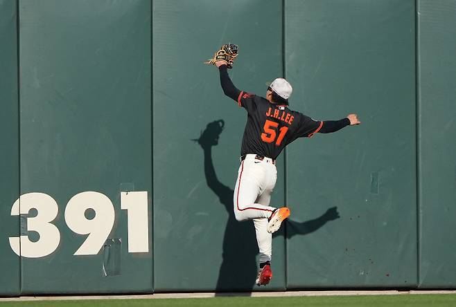 <yonhap photo-3641=""> SAN FRANCISCO, CALIFORNIA - MAY 17: Jung Hoo Lee #51 of the San Francisco Giants makes a catch at the wall taking a hit away from Brent Rooker #25 of the Athletics in the top of the first inning at Oracle Park on May 17, 2025 in San Francisco, California. Thearon W. Henderson/Getty Images/AFP (Photo by Thearon W. Henderson / GETTY IMAGES NORTH AMERICA / Getty Images via AFP)/2025-05-18 11:01:47/ <저작권자 ⓒ 1980-2025 ㈜연합뉴스. 무단 전재 재배포 금지, AI 학습 및 활용 금지></yonhap>