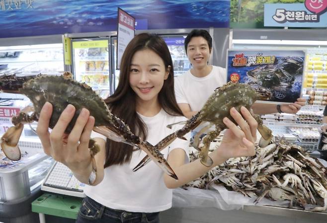 이마트를 비롯한 마트와 이커머스 플랫폼들이 일제히 햇꽃게 대전을 시작했다. 이마트 제공