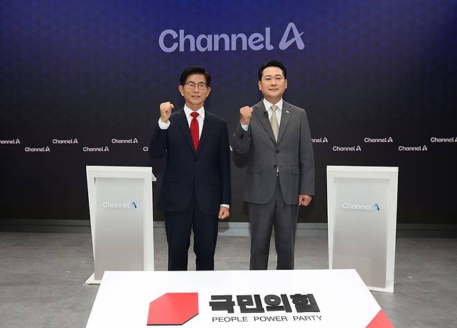 국민의힘 당 대표 선거 결선에 진출한 김문수·장동혁 후보가 23일 서울 채널A 광화문 스튜디오에서 열린 방송토론회에서 기념촬영을 하고 있다.[국회사진기자단] [사진=연합뉴스]