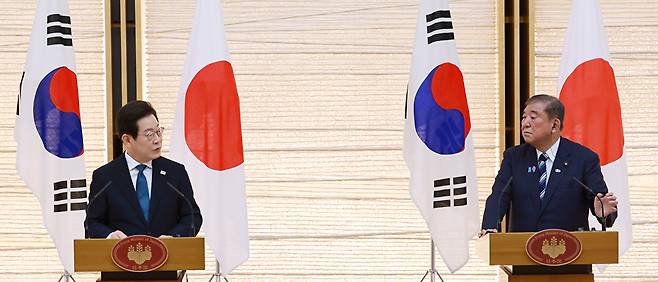 이재명 대통령이 23일 일본 도쿄 총리 관저에서 열린 한일 정상 공동 언론 발표에서 이시바 시게루 일본 총리를 바라보며 발언하고 있다. 2025.8.23 [사진=연합뉴스]