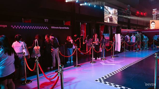 ▲ 길게 줄을 서서 이벤트를 즐기는 유저들