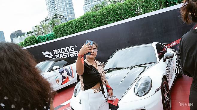 ▲ 이렇게 멋진 차와 함께 사진은 필수죠